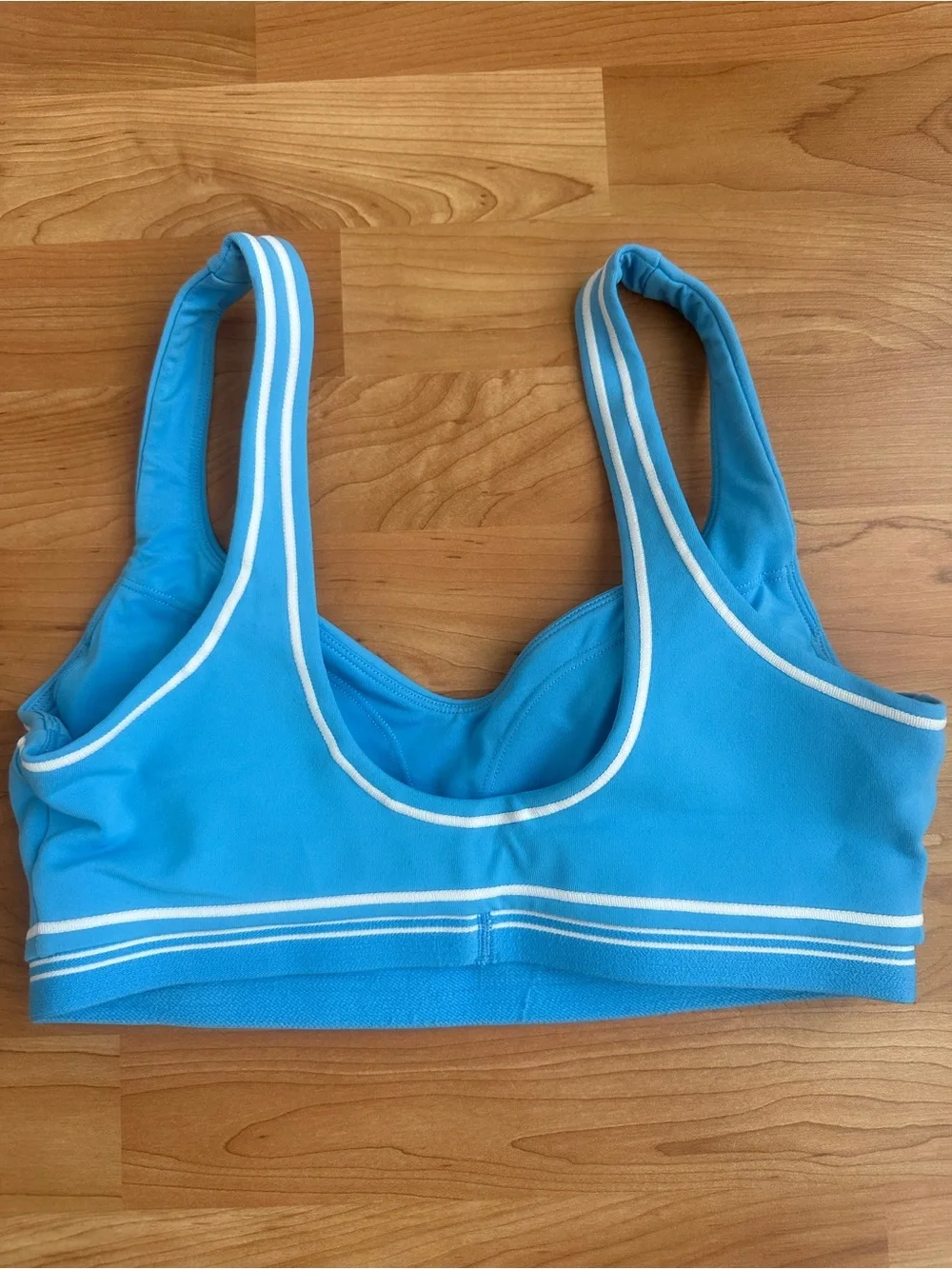 NEVER WORN ALO Yoga Airbrush Heart Throb Sports Bra
